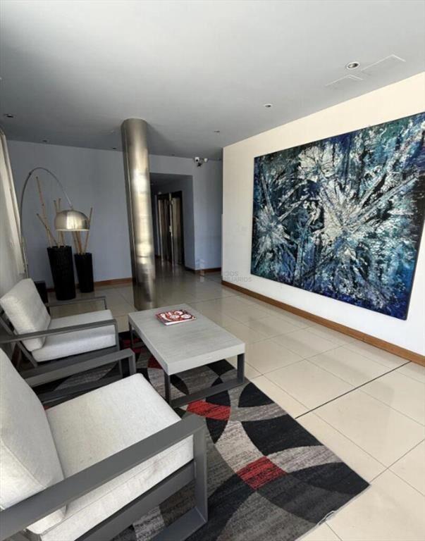Se vende apartamento de dos dormitorios, dos baños y garage
