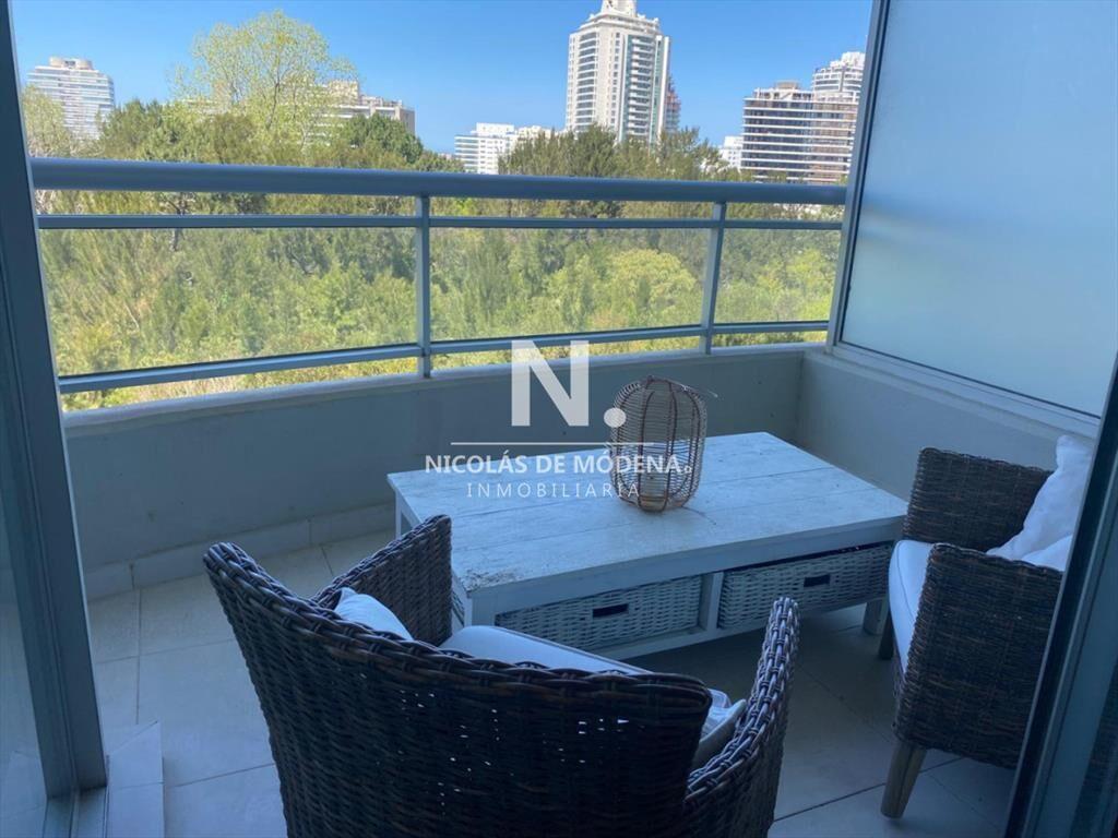 En venta apartamento de 2 dormitorios con balcon en Rooseve