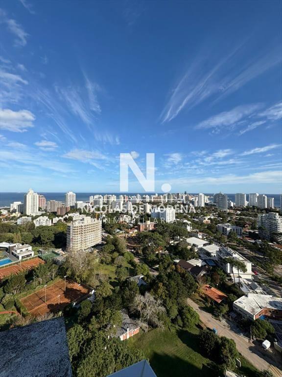 Apartamento de 3 dormitorios con excelentes y
