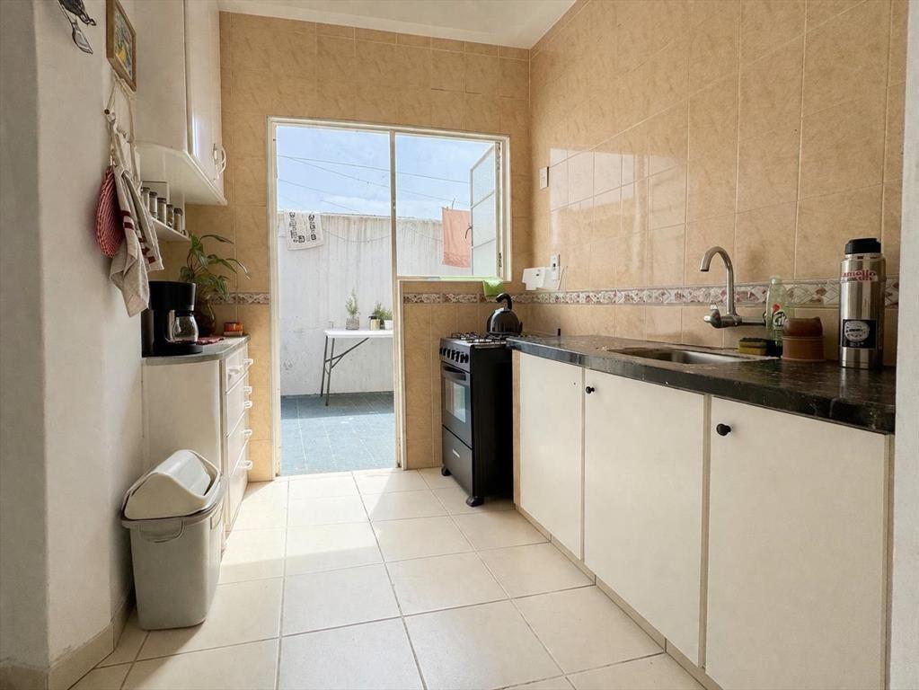 Venta apartamento de dos dormitorios con patio. Tres Cruce