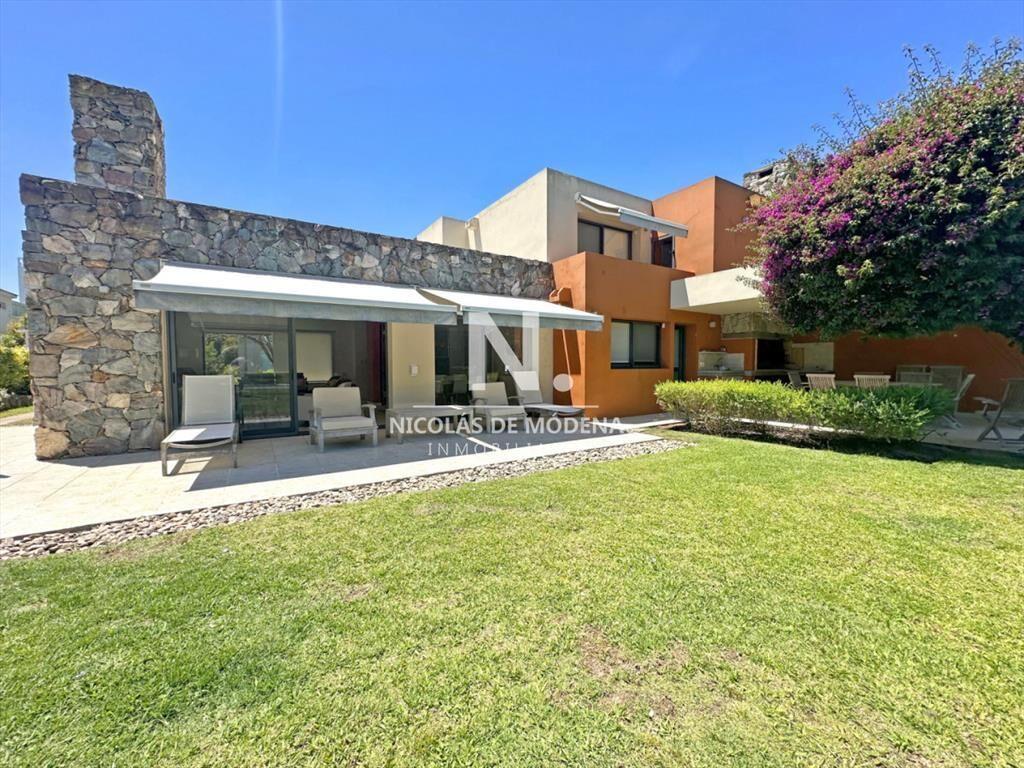 Exclusivo barrio privado, 3 suites + servicio completo, pil
