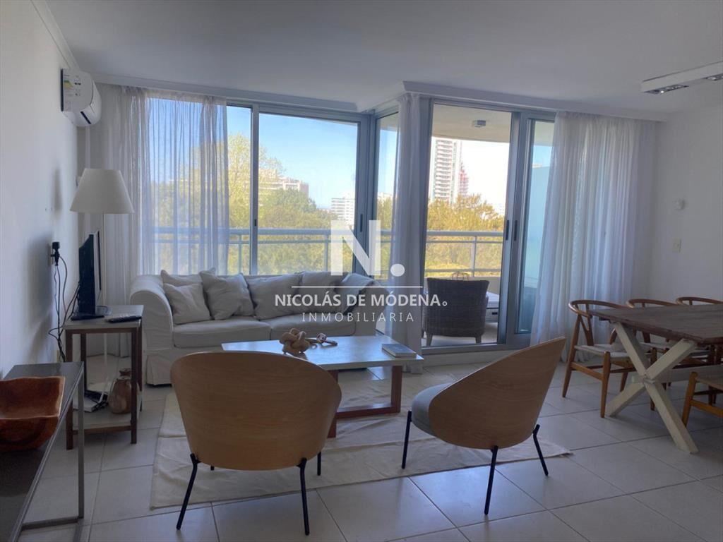 En venta apartamento de 2 dormitorios con balcon en Rooseve