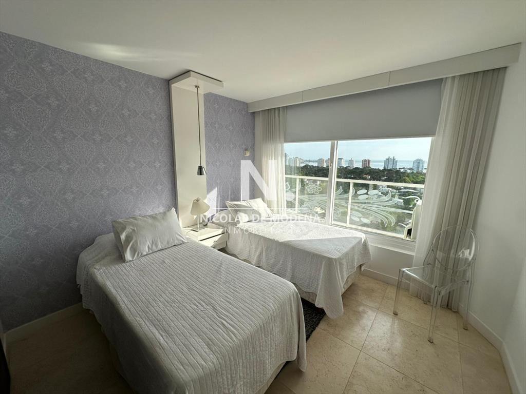 Se vende apartamento en Edificio Yoo, piso alto