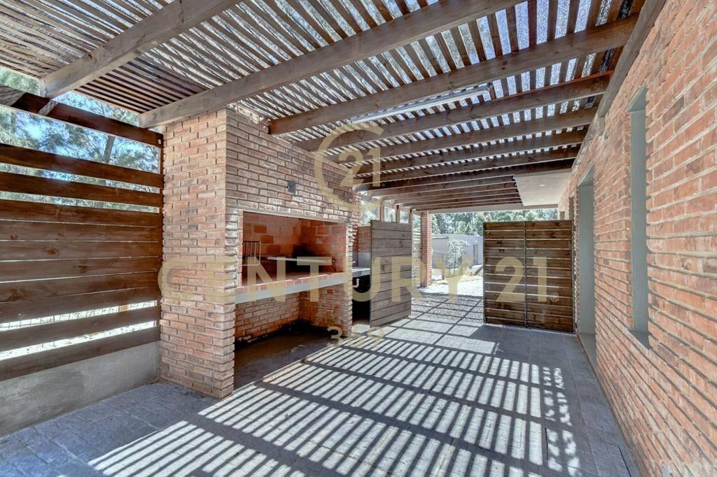 2 Excelentes Casas. Gran PISCINA!! La mejor construcción...