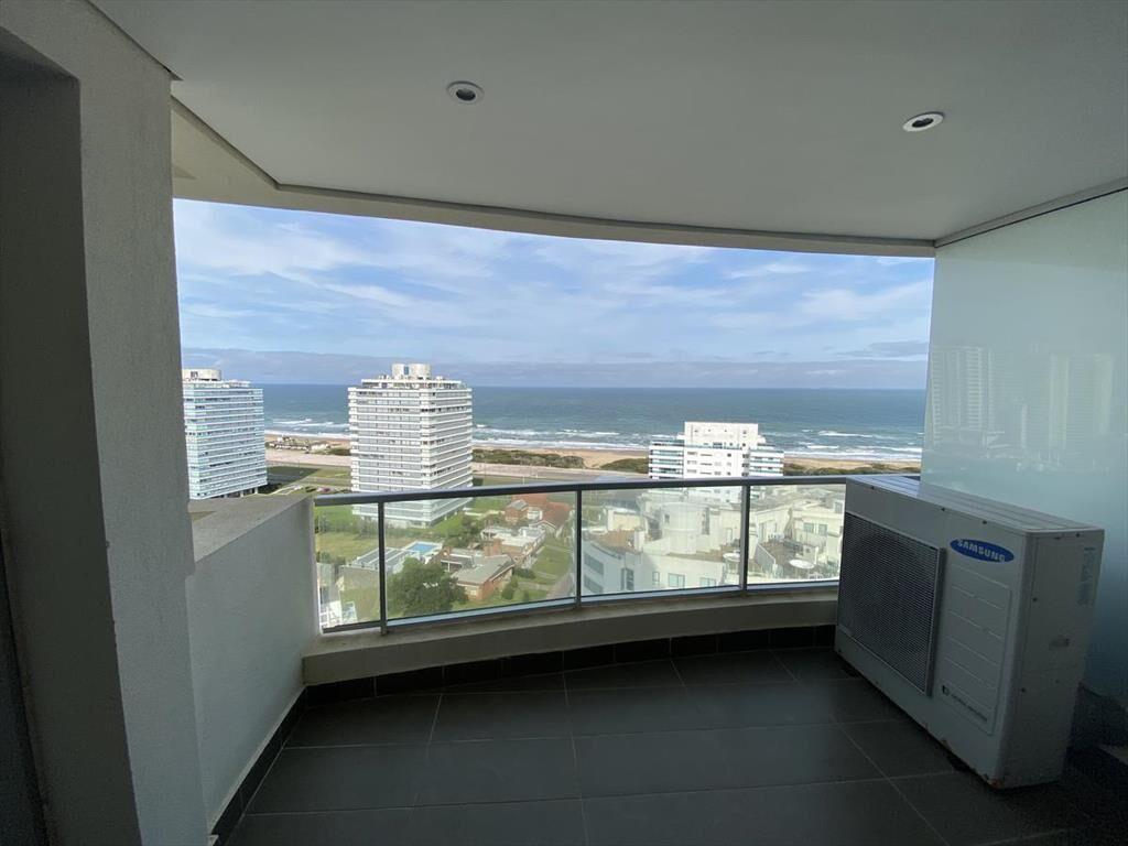 Wind Tower parada 7 de la Brava, Punta del Este.  Espectacu