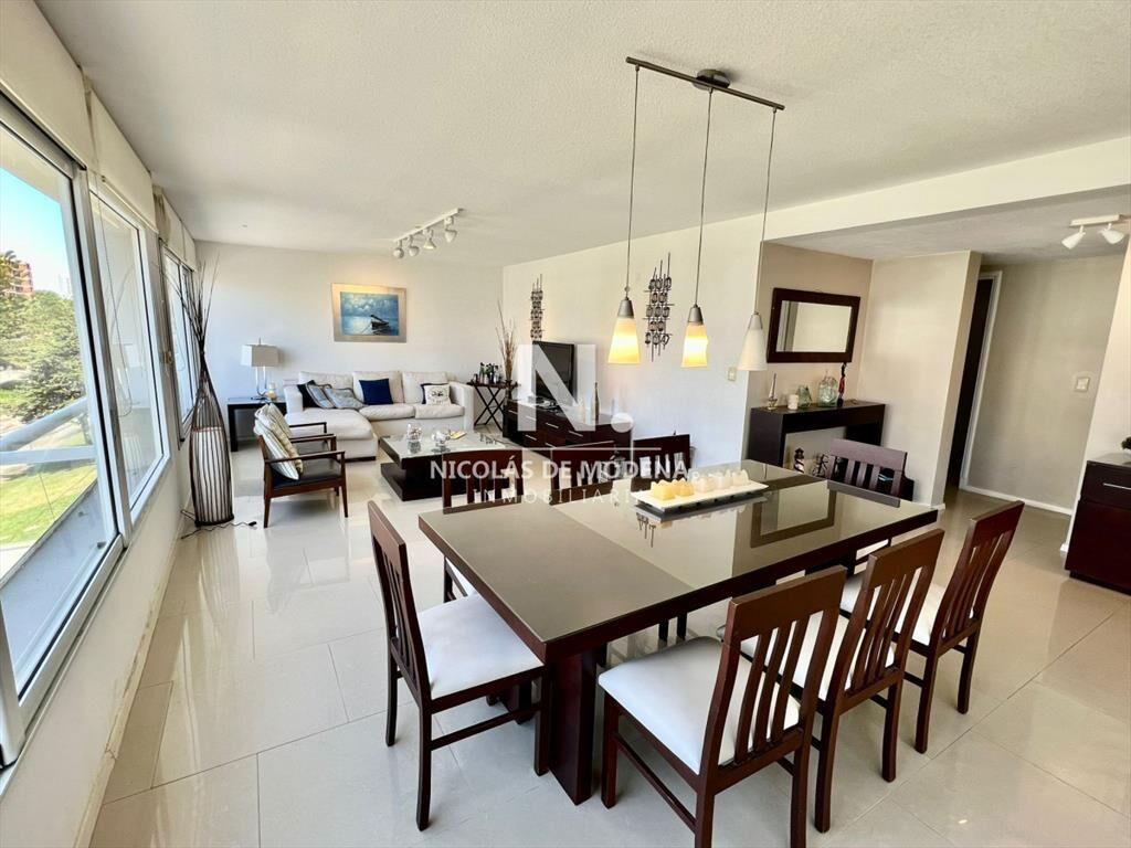 Vende Lujoso departamento de 4 suites en Brava
