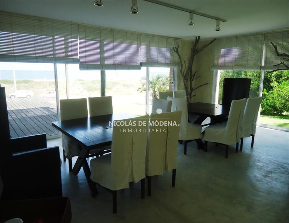 Excelente casa frente al Mar en la zona Montoya de 4 dormit