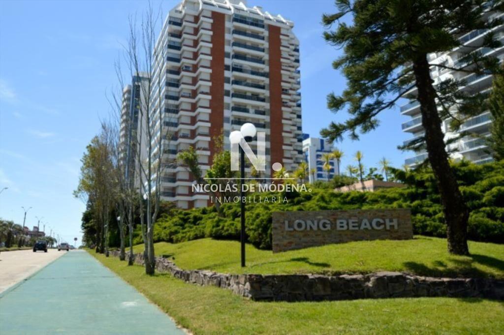 Apartamento de 1 dormitorio y medio - piso alto -