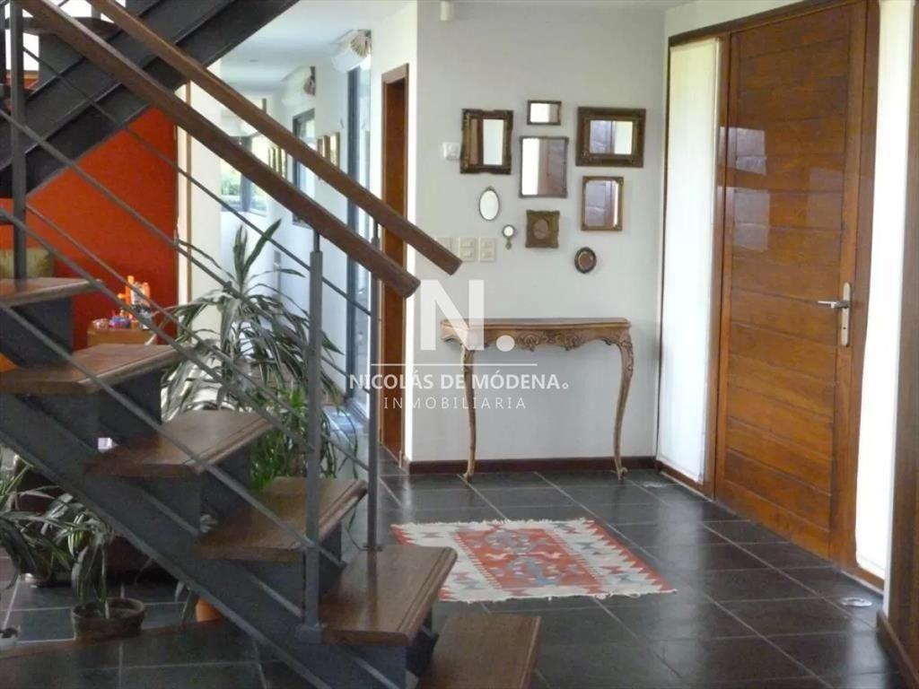 Hermosa casa de 4 dormitorios en agradable entorno.
