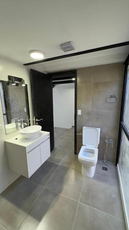 Sarandi, Loft en plaza Matriz, 46 m2, muy iluminado, Estren