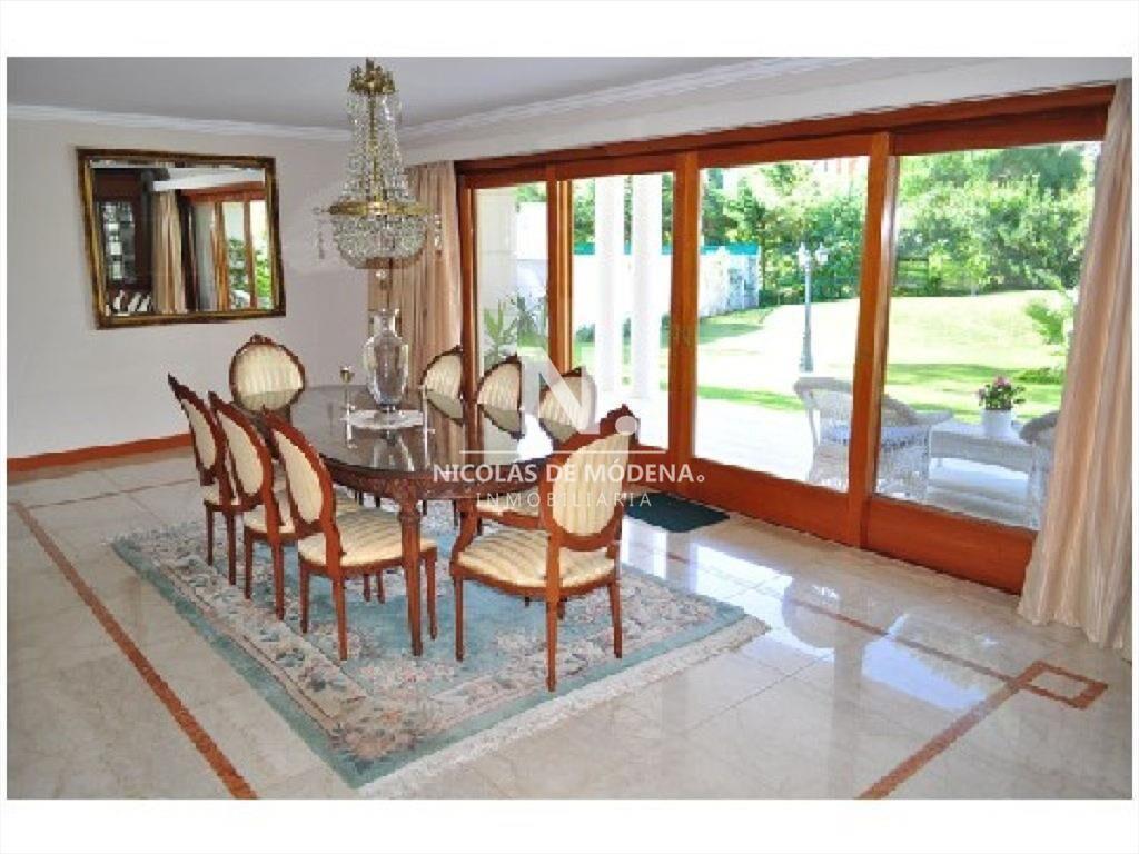Casa en Mansa a metros del mar de 5 dormitorios en venta.