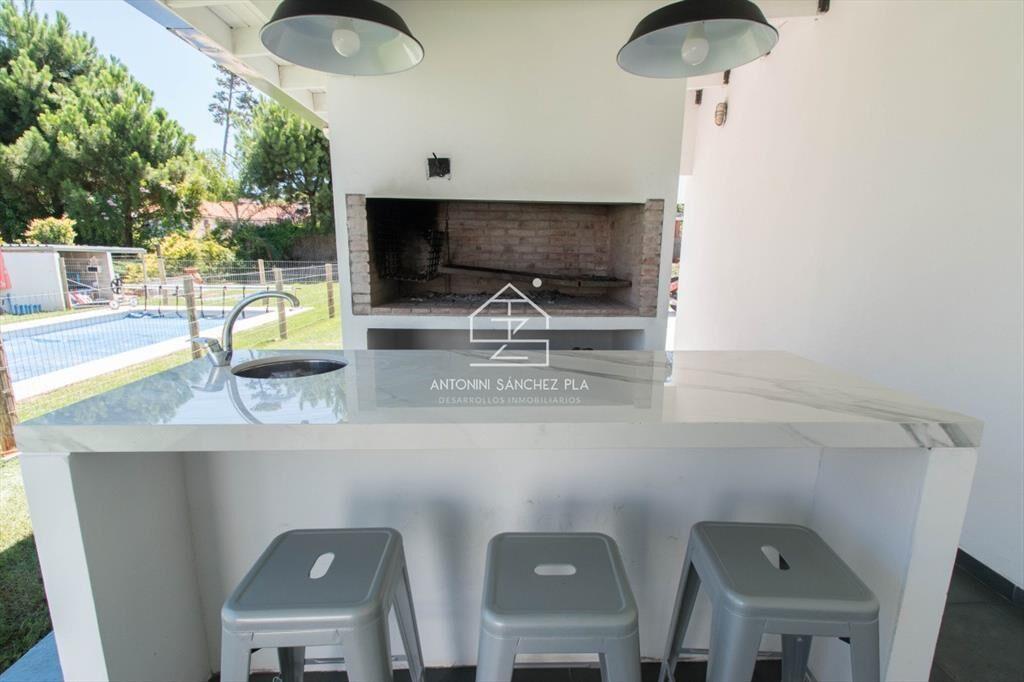 Moderna Casa con piscina climatizada. Barrio Marly. Proxima