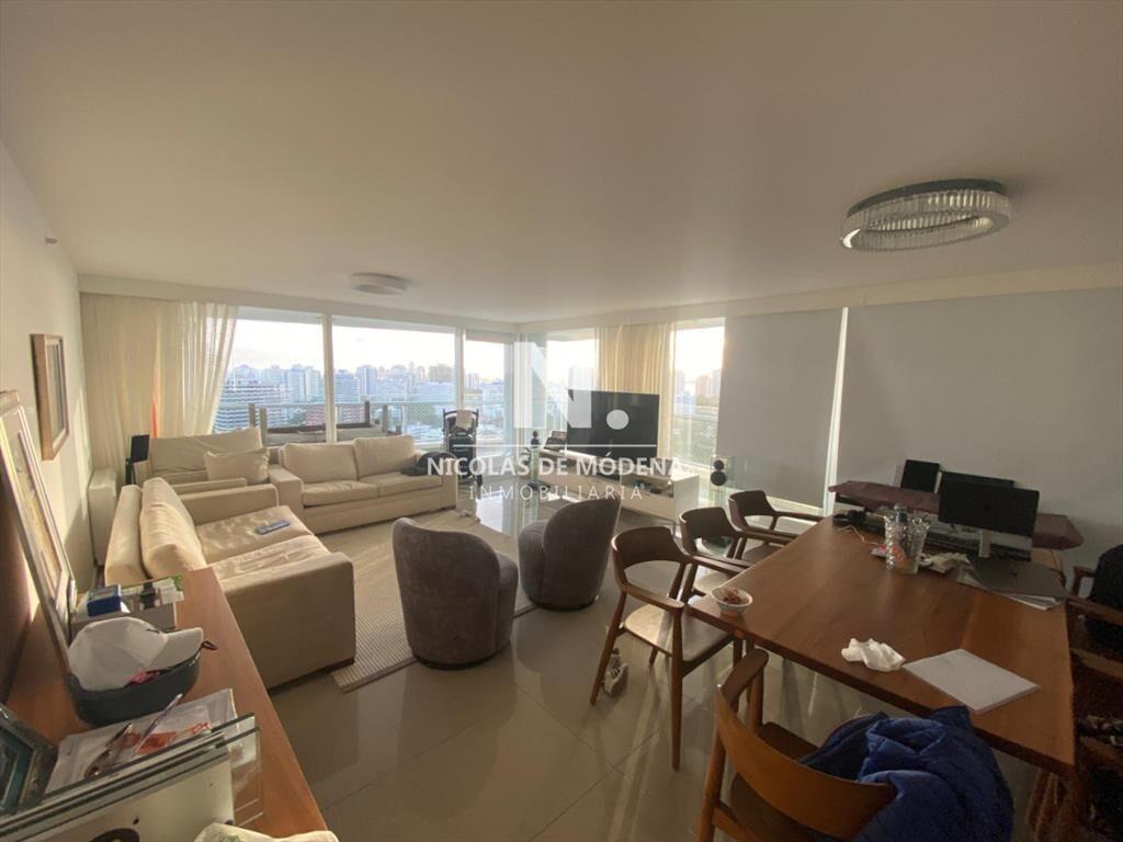 Apartamento en venta de 3 dormitorios y servicio,