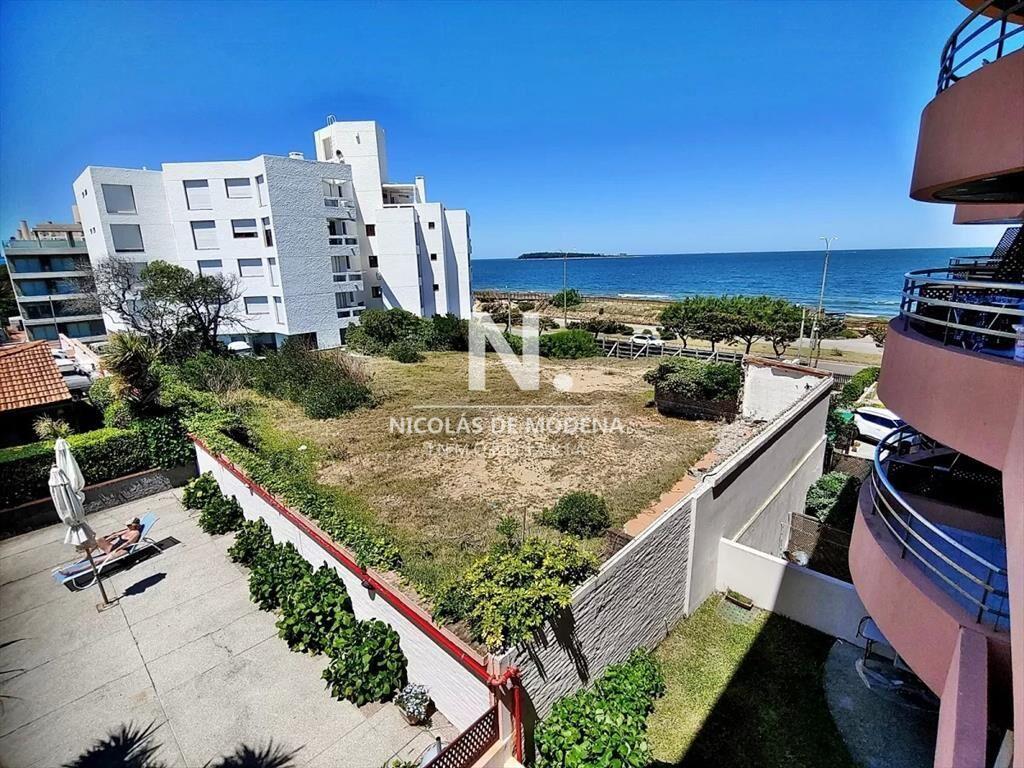 A pasos del mar en Playa Mansa, departamento de 3