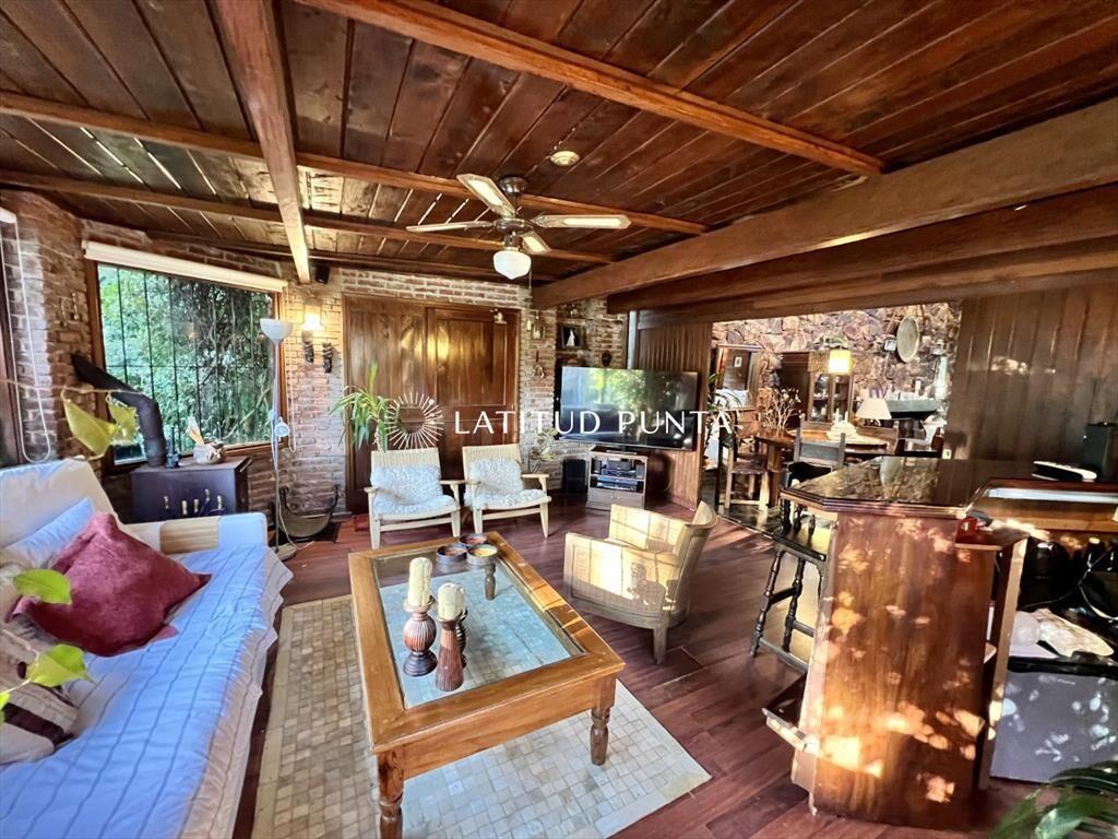 Casa de 4 dormitorios. Roosevelt