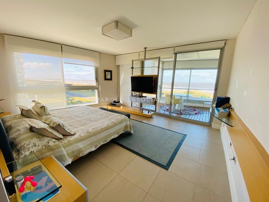 Apartamento en venta en torre Le Parc, Punta del