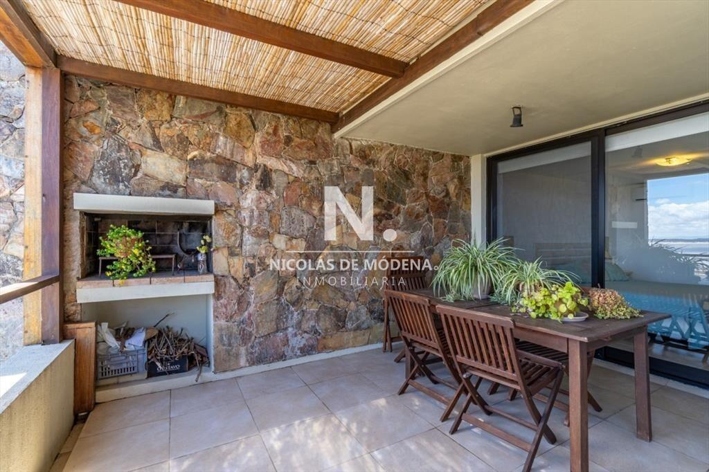 Vende departamento de 2 dormitorios en suites, en