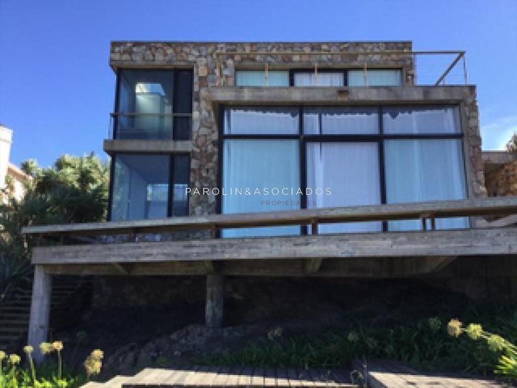Moderna casa en venta frente al mar en Punta del