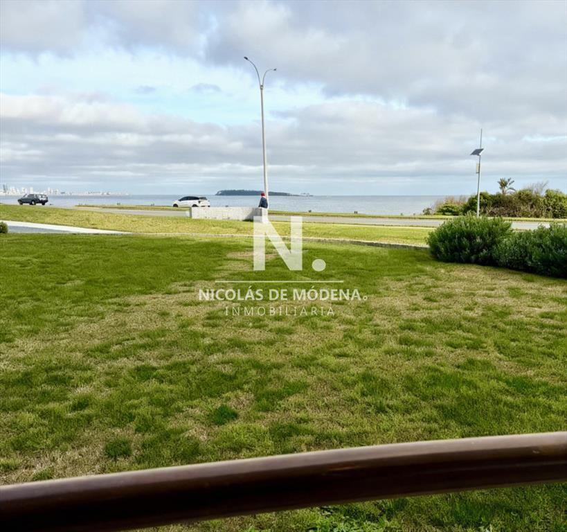 Apartamento en primera linea playa mansa, 3 dormitorios