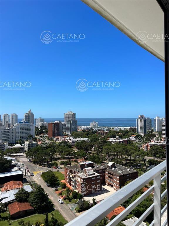 Vende apartamento de 2 dormitorios en suite, con