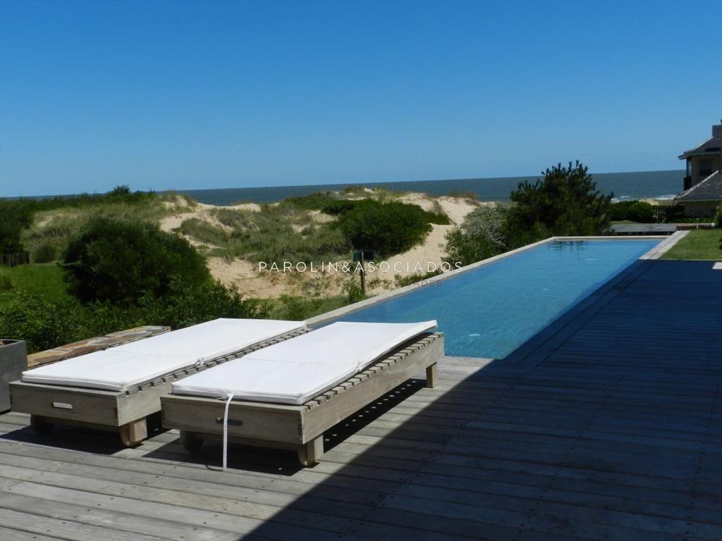 Moderna casa frente al mar en venta en TÃo Tom,