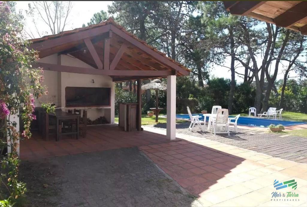 Casa de 4 dormitorios con piscina en alquiler en