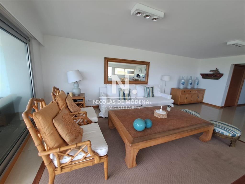 Apartamento en venta de 3 dormitorios y servcio