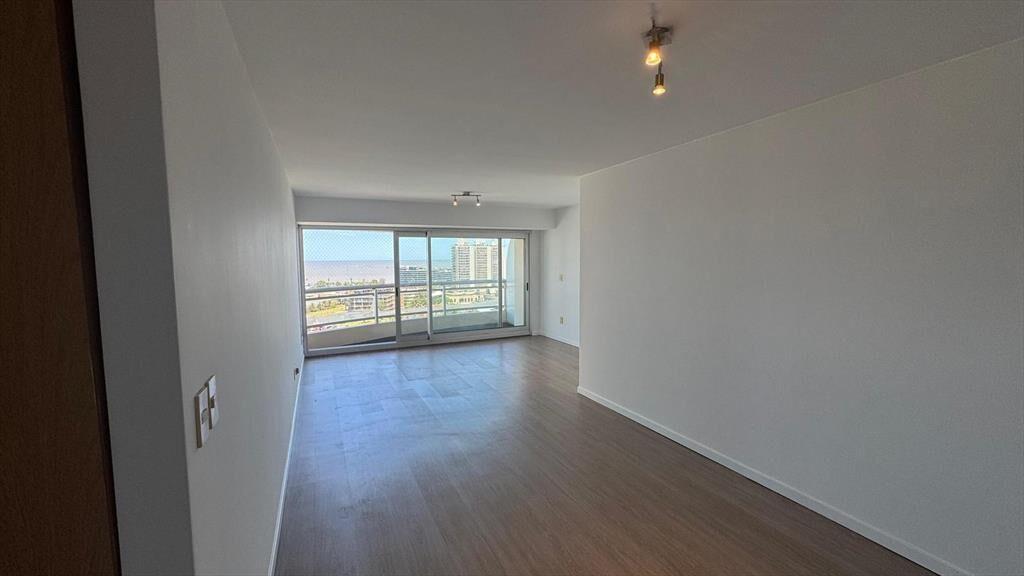 Proximo Rambla Puerto del Buceo, vista al mar, 90 m2 , terr
