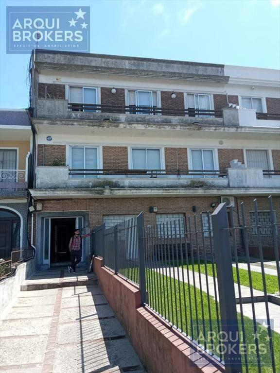 Venta con renta apartamento dos dormitorios en Malvín