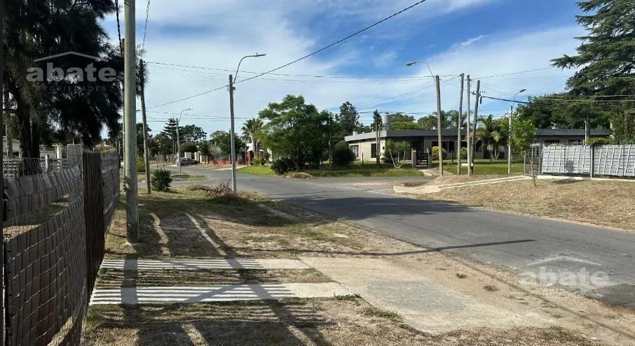 Venta casa de tres dormitorios y dos baños muy próxima al C