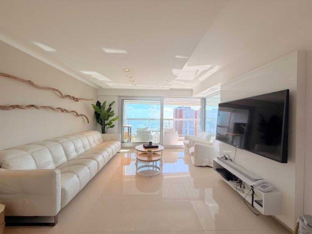 Apartamento en venta, 3 dormitorios y dependencia