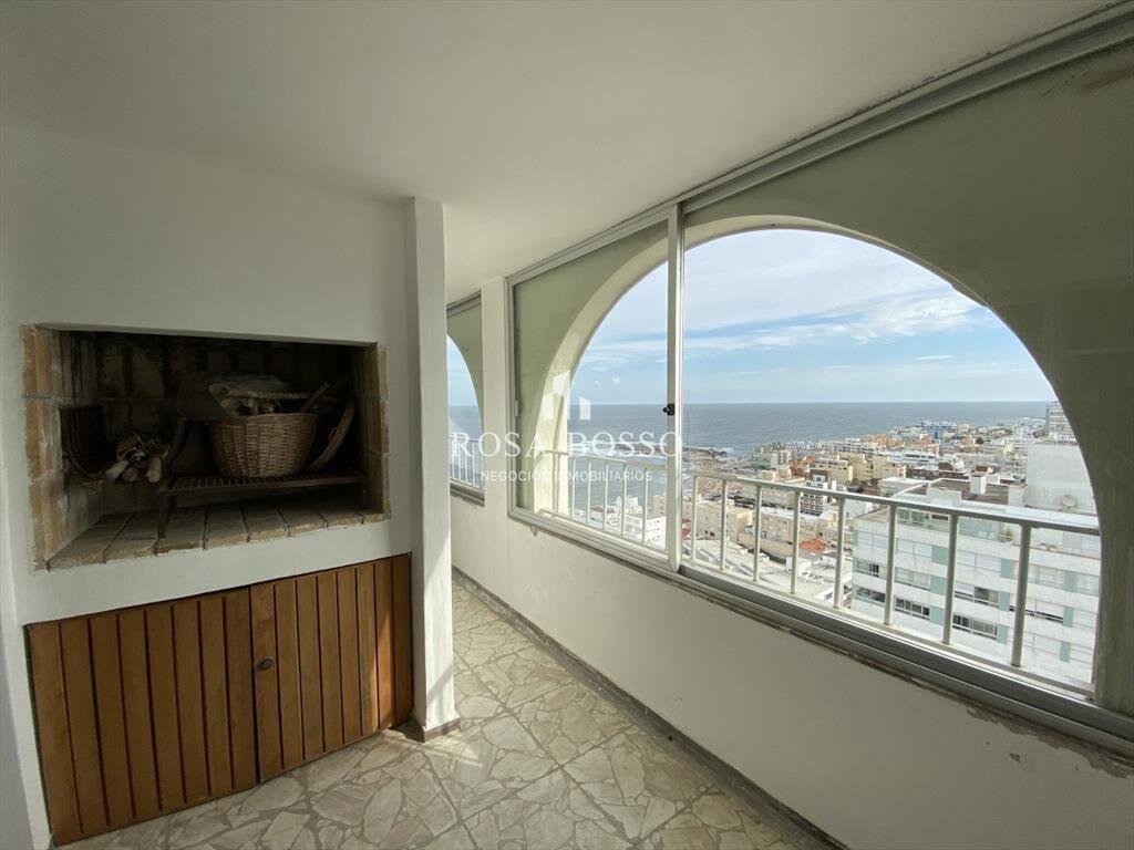 Apartamento a la venta con 4 dormitorios y servicio complet