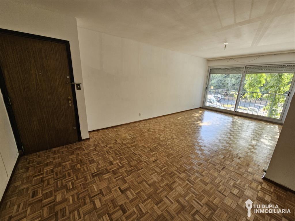 Amplio apartamento de 3 dormitorios + servicio en