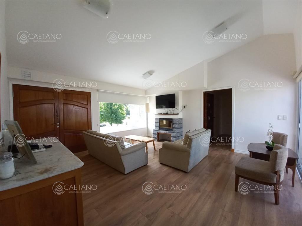 Vende casa de 3 dormitorios totalmente reformada. Con pisci