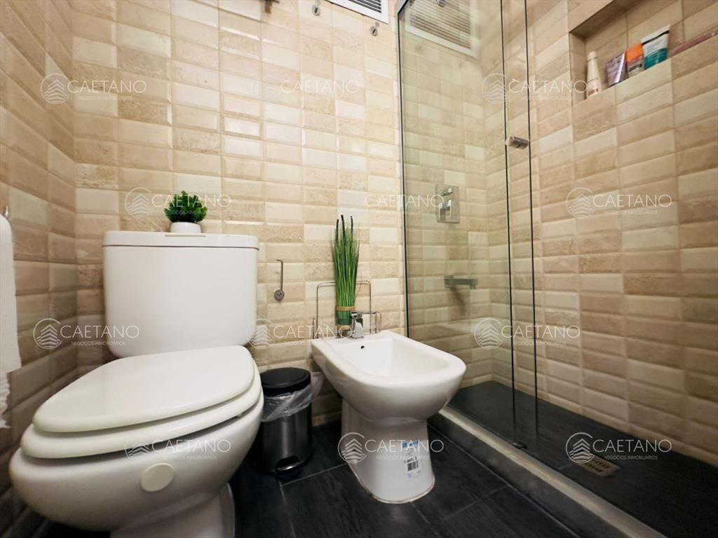 Venta apartamento de 2 dormitorios, con balcón. Playa mans