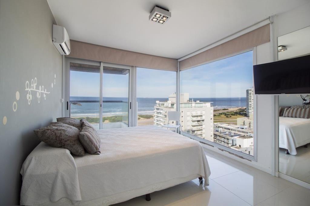 Excelente Apartamento de Tres Dormitorios con Vista a Playa