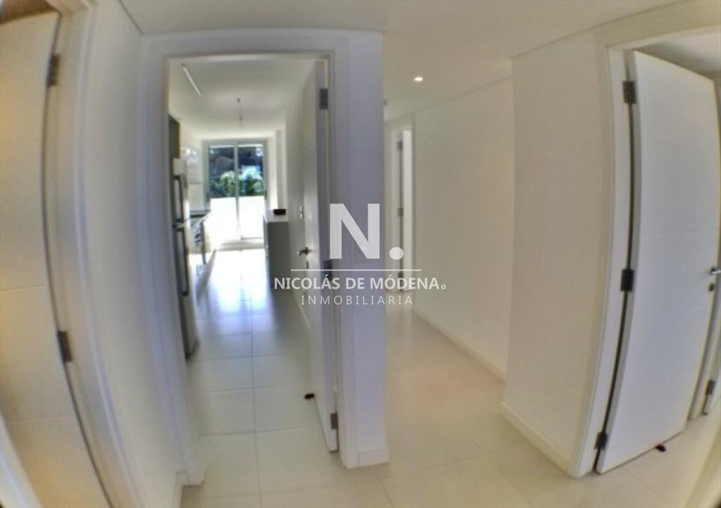 Vende apartamento de 2 dormitorios frente al mar,
