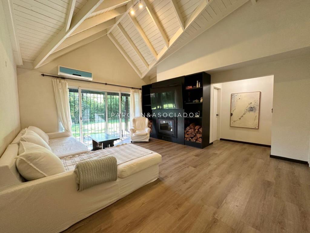 Casa En Venta De 5 Dormitorios + Dependencia de