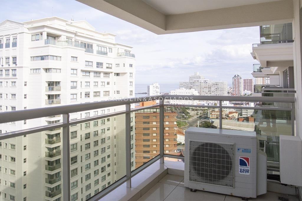 Apartamento de 2 dormitorios en edificio Punta