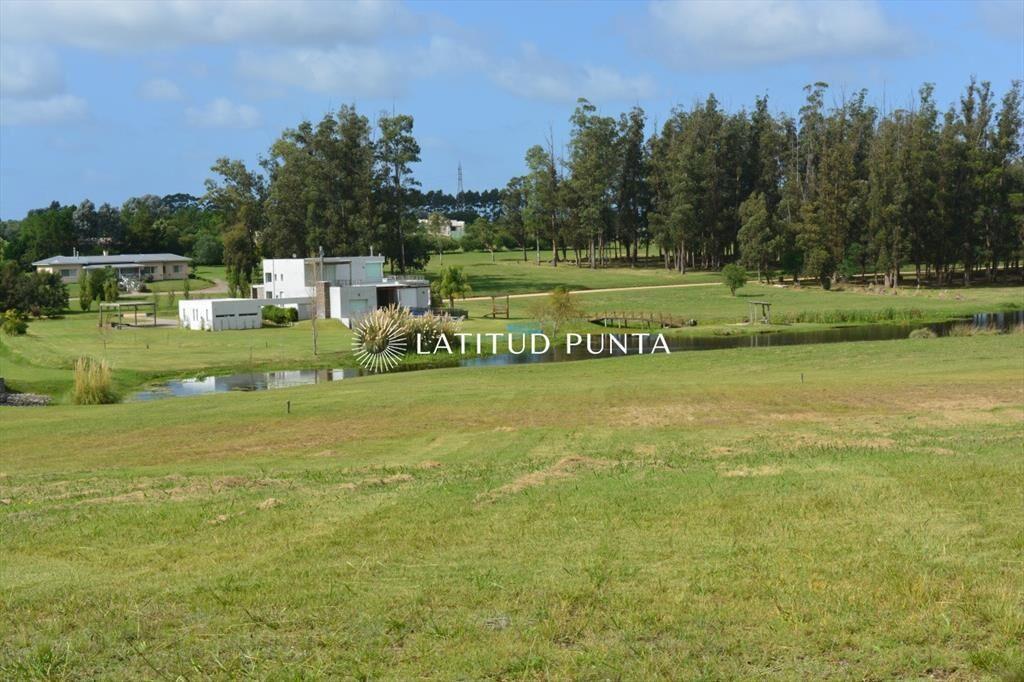 Terreno en El Quijote lote al agua con hermosa