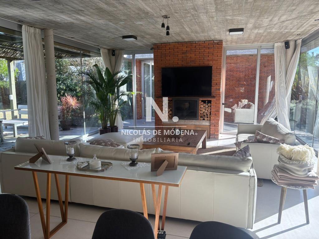 Casa en venta de 3 dormitorios en Punta del Este.