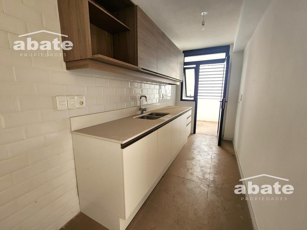 Venta apartamento de 2 dormitorios con deck y jardín con re