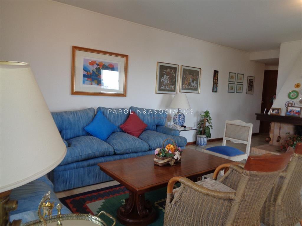 Apartamento en venta de 3 dormitorios con estufa