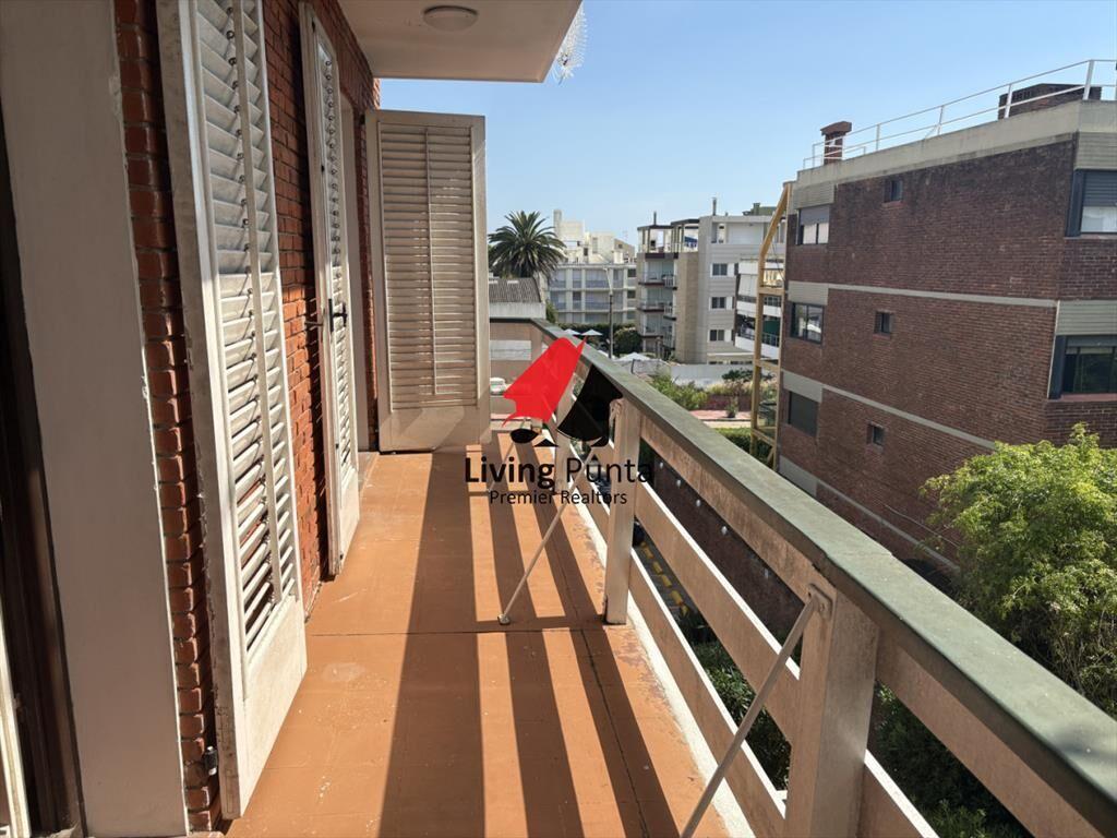 Alquiler de Apartamento de 3 Dormitorios 2 y 2 en