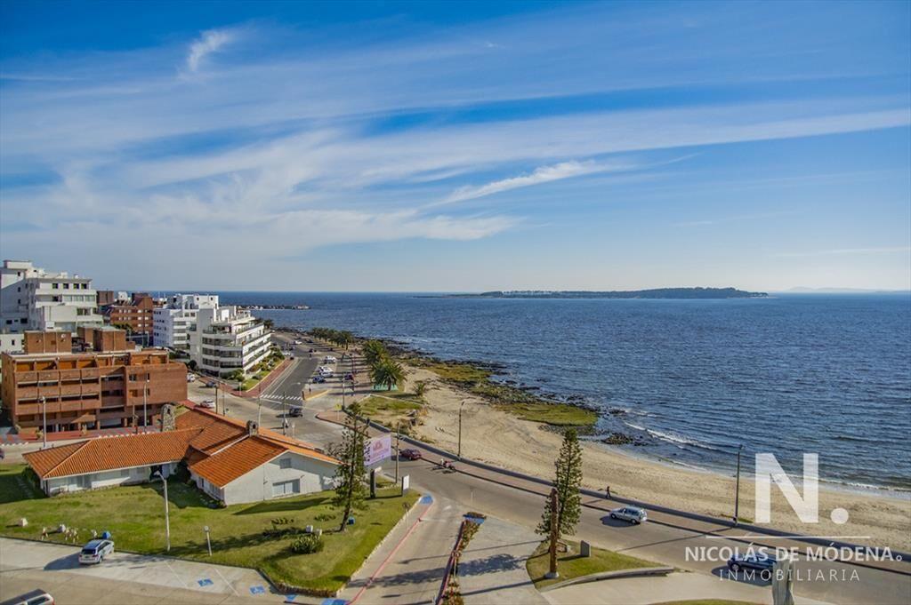 Torre frente al mar, departamento en venta, 3 suites. Punta