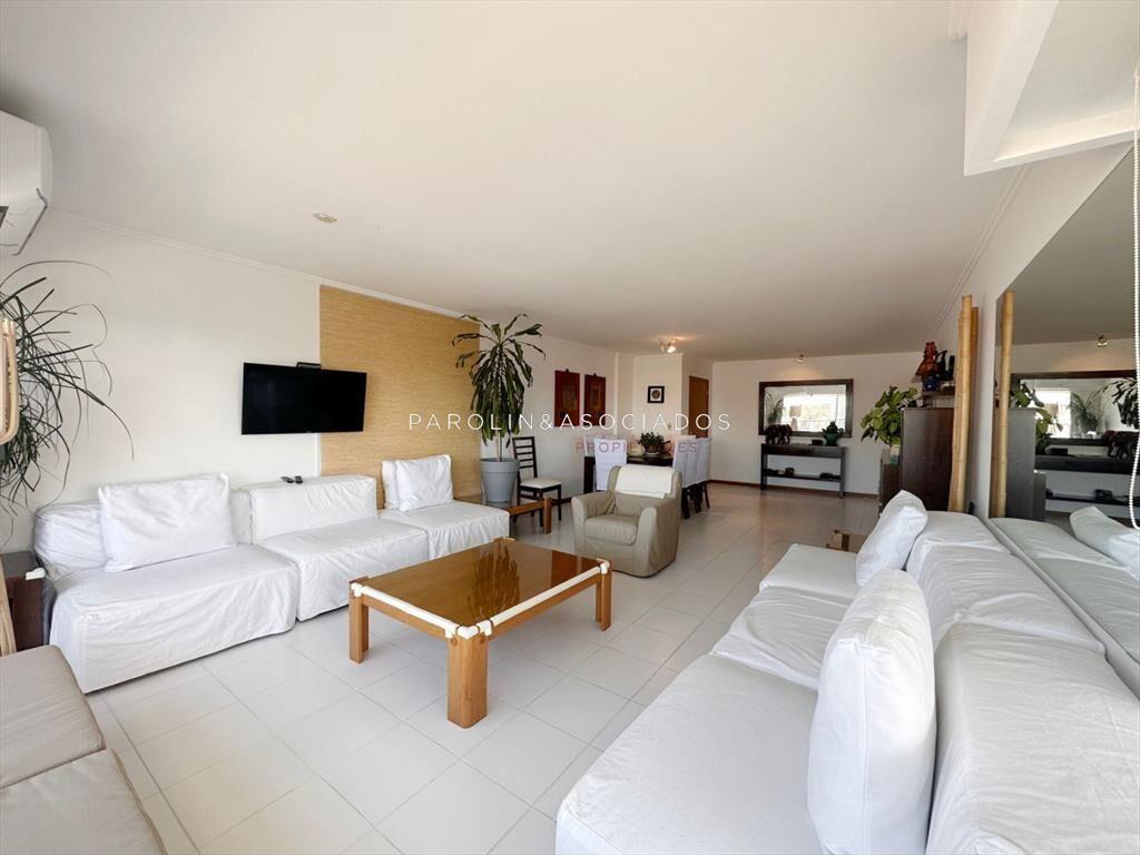 Apartamento de 3 Dormitorios + dependencia en en