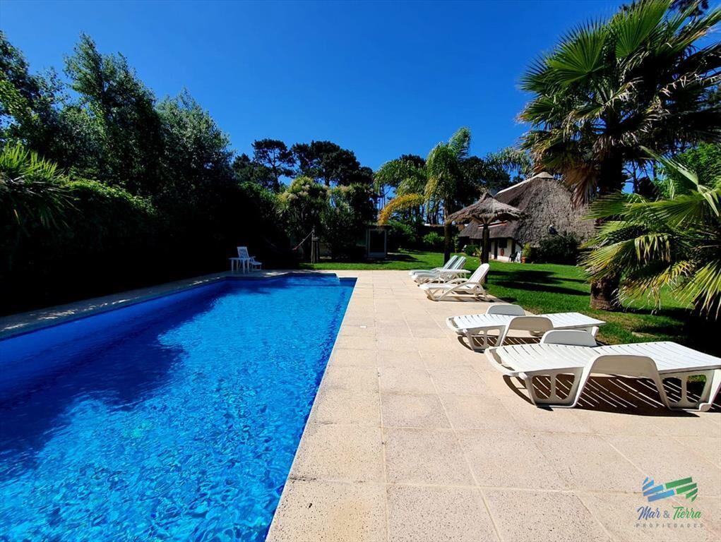 CASA CON GRAN PATIO, PISICNA, TRES DORMITORIOS