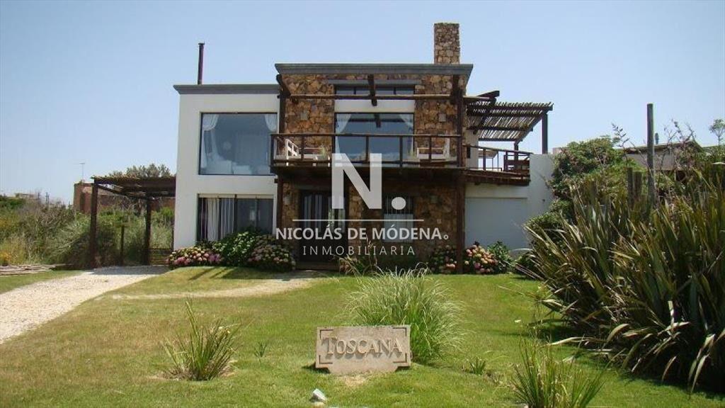 Se vende casa de 4 dormitorios en Manantiales