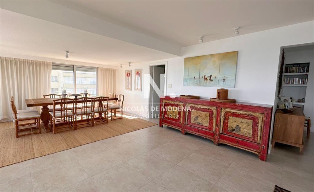 En venta apartamento semi-piso en torre Malecon