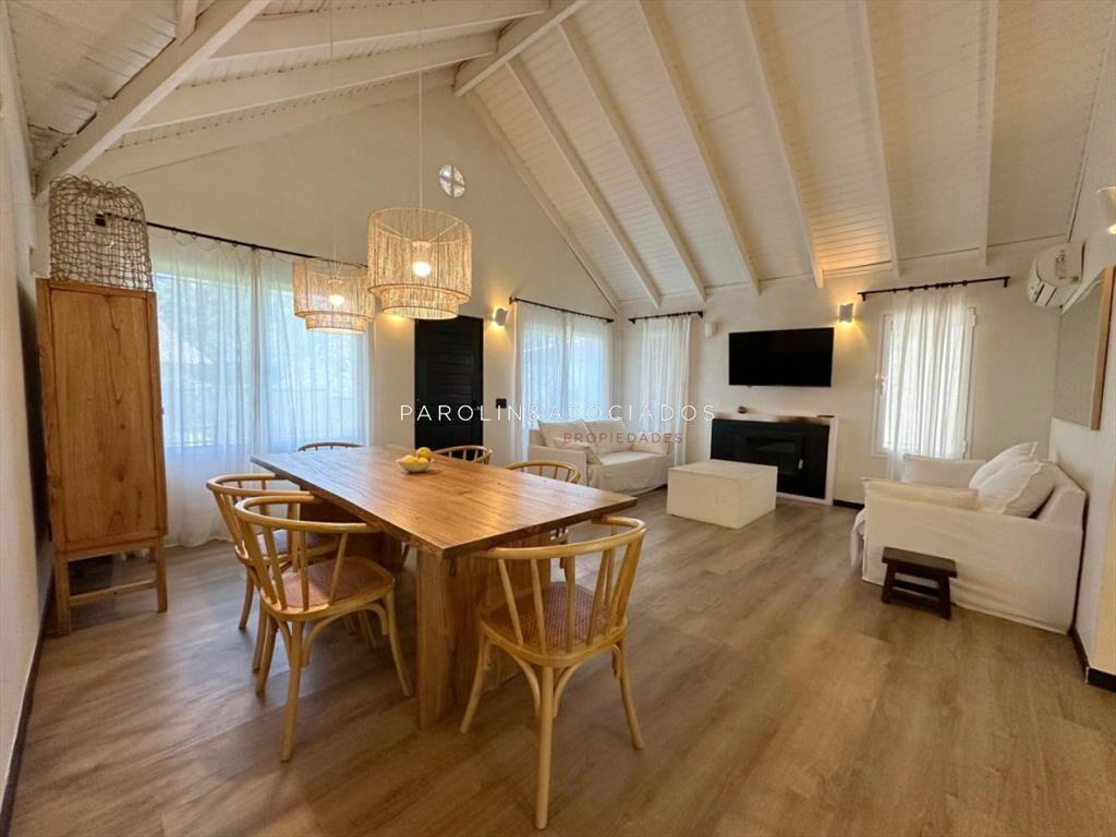 Casa En Venta De 5 Dormitorios + Dependencia de